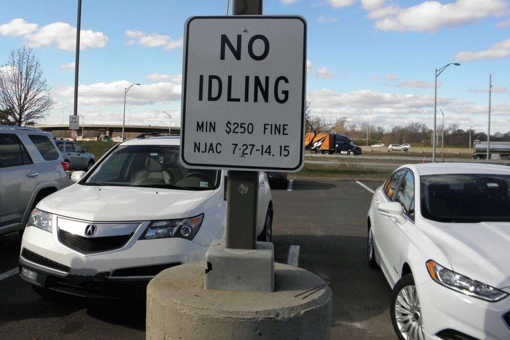 Parking lot sign in New Jersey stating “No Idling – Min $250 Fine – NJAC 7:27-14, 15,” reminding drivers of local vehicle idling restrictions relevant to remote start use.